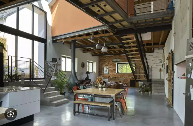 Intérieur rénové moderne avec mezzanine et grandes baies vitrées
